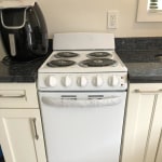 Chadwell Supply. HOTPOINT® 20 SPACESAVER ELECTRIC RANGE - WHITE