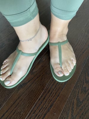 Old navy t hotsell strap flip flops