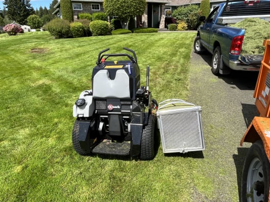 Staris E Series 32 and 36 inch Stand On Mowers Exmark
