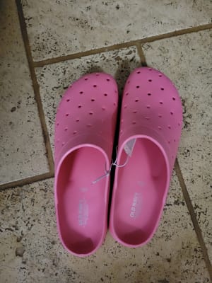 Does old navy sell crocs on sale