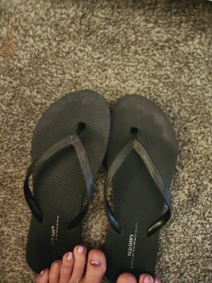 Old navy black flip flops shop