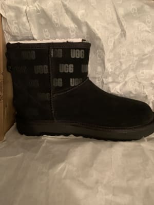 UGG Classic Mini II ブラック サイズ7 24cm UGG Black Classic Mini II Boots | Urban Outfitters UK