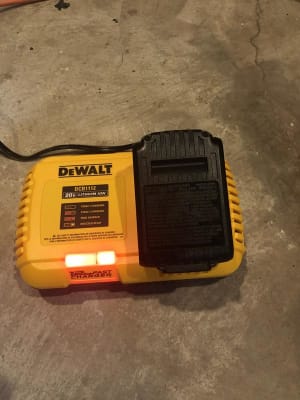 Dewalt dcb1112 fast charger top