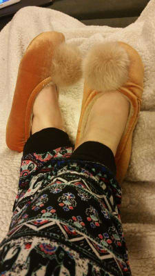Old navy sales pom velvet slippers