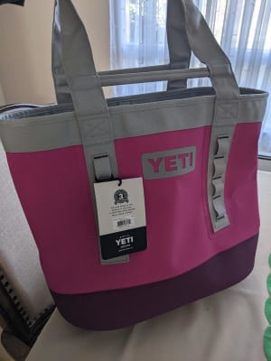 Yeti Carryall Coral 2024 favors