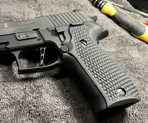 SIG SAUER P226 Contour Classic Grip: Inverse Checkered G10 - Solid Black