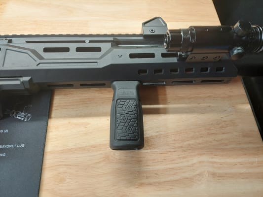 Daniel Defense M-LOK Vertical Foregrip Polymer | MidwayUSA