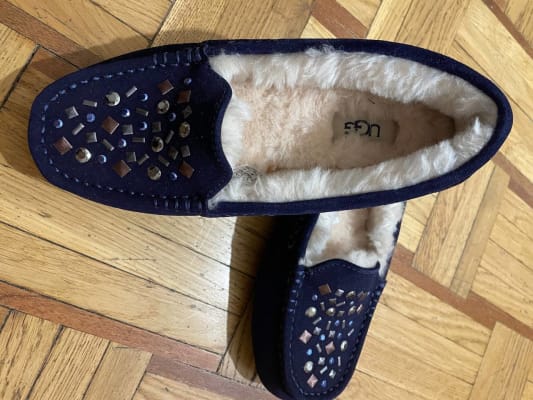 【きれいめファッション51選】上品さと清潔感をキープし UGG® Ansley UGG® | Women for II Stud 靴
