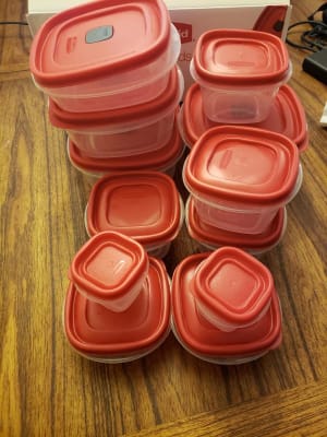  Rubbermaid INC 5-Cup Easy-find Lid Square Food Storage Container,  1, 071691405320: Food Savers: Home & Kitchen