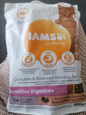 Iams sensitive store skin
