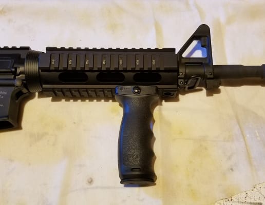 MFT REACT エルゴノミックバーティカルグリップ MFT REACT Ergonomic Vertical Grip - AR15Discounts