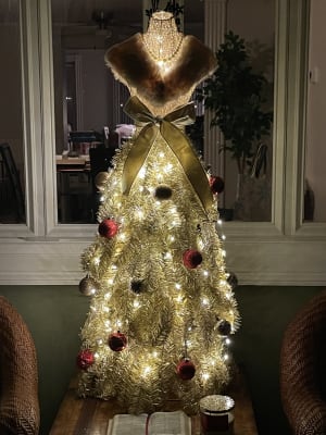 Christmas tree dress  Christmas tree dress, Dress form christmas tree, Mannequin  christmas tree