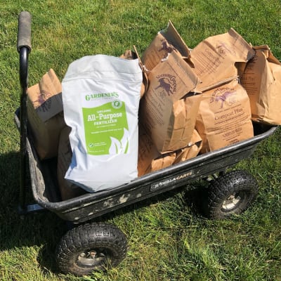  Gardener's Supply Company - Vaso de abono con ruedas -  Compostador mezclador de compostaje orgánico para exteriores de doble lote  giratorio resistente - Capacidad para 3 pies cúbicos de residuos de 