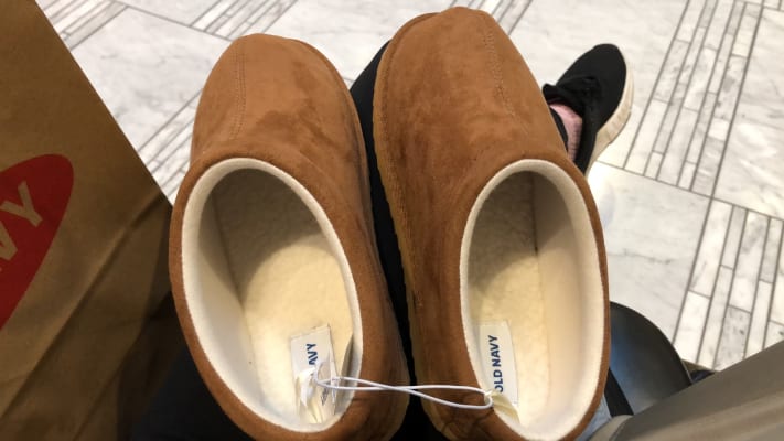 Old 2025 navy uggs