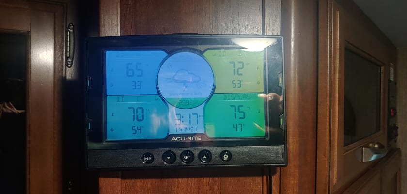 Multi-Zone Station with 3 Temperature and Humidity Sensors - Light