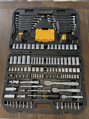 Murdoch s DEWALT 168 Piece 1 4