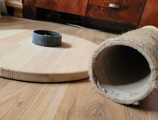 willows wooden scratch post