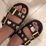 ウィメンズ メタリックバックル サタデー サンダル - Crocs